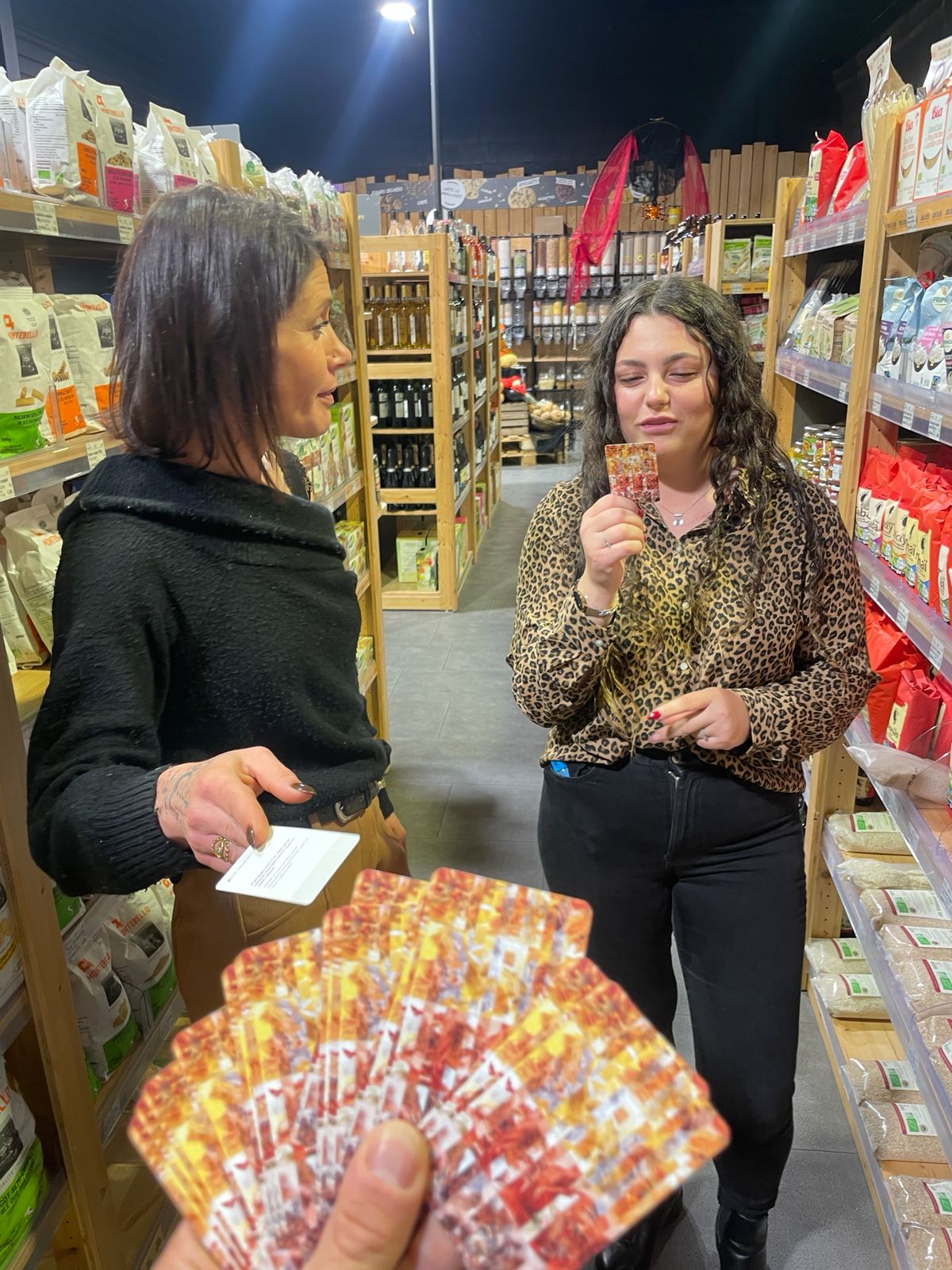 Deux joueuses avec les cartes Imaqa