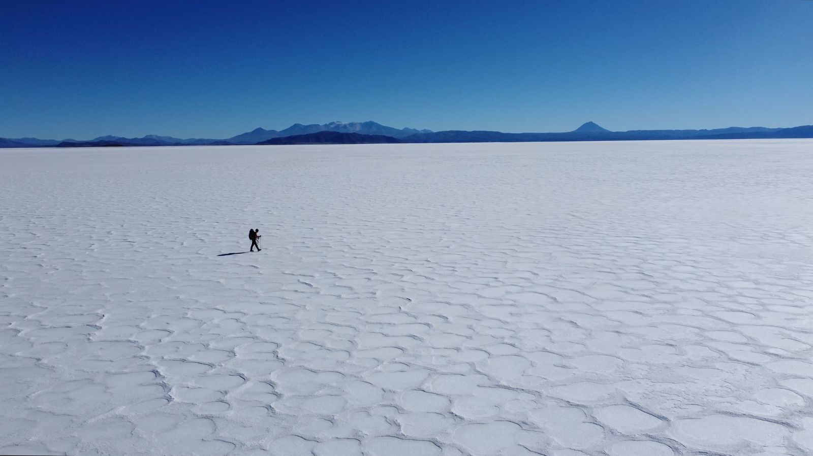 Marche solitaire dans le d&eacute;sert de sel en Bolivie