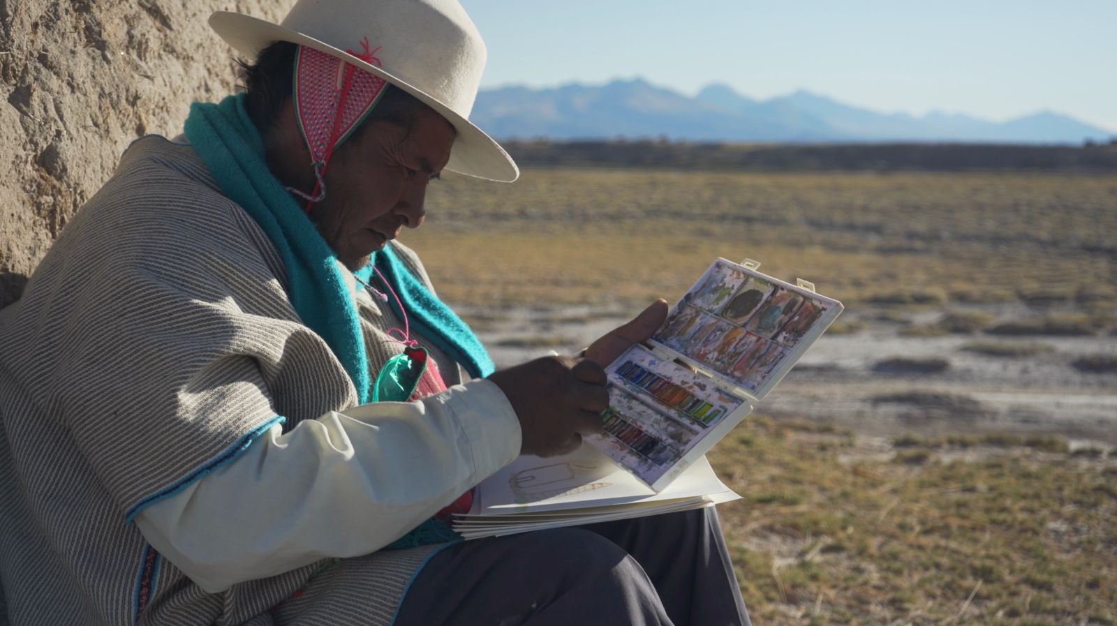Femme bolivienne peignant son r&ecirc;ve dans le carnet