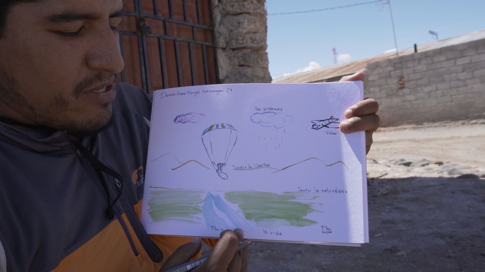 Jeune bolivien montrant son dessin : sentir la libert&eacute;